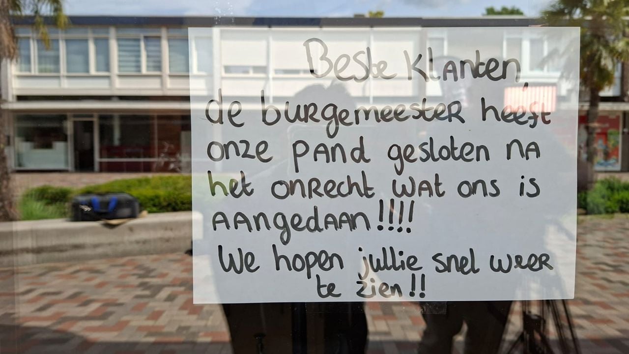 Het briefje dat op het raam van Grillroom Sofram hangt (foto: ZuidWestUpdate).