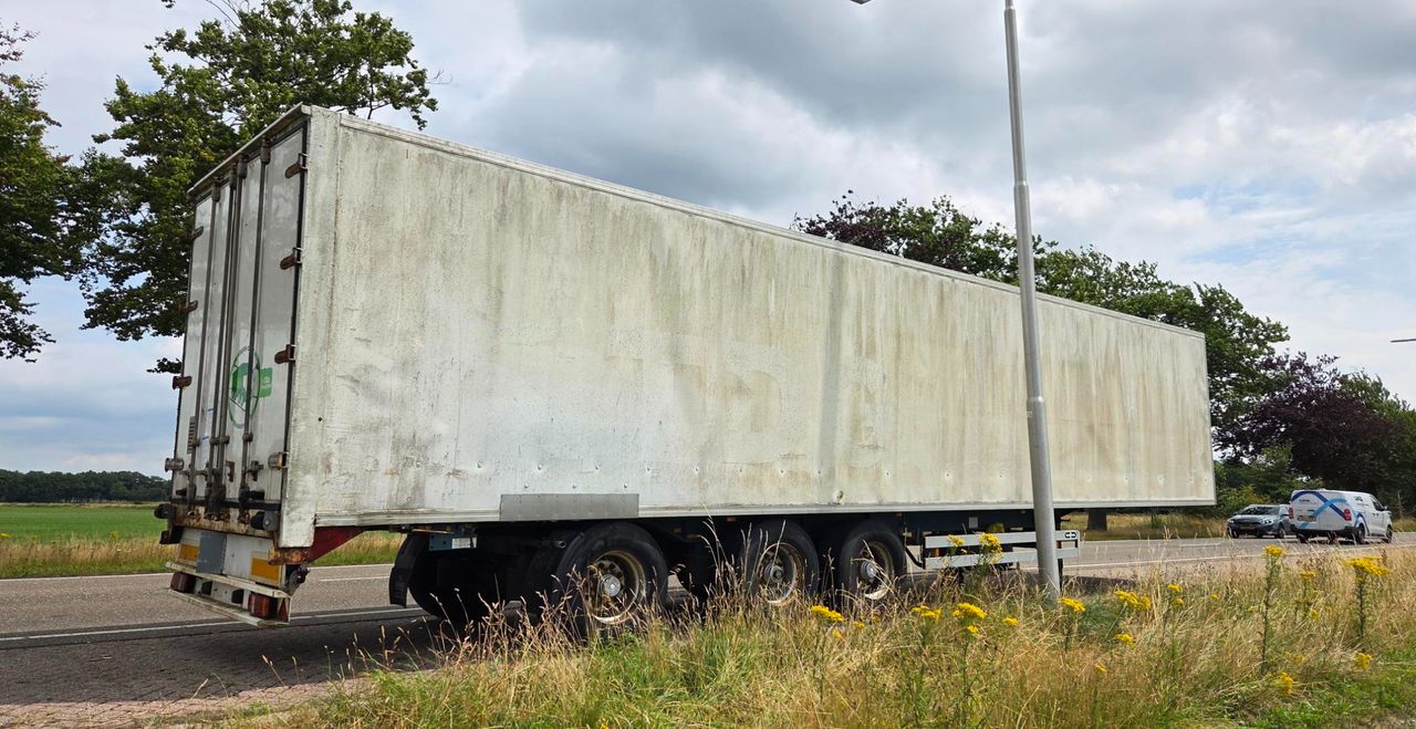 Op de zijkant van de oplegger zijn vaag de letters TDG zichtbaar. (foto: Omroep Brabant)