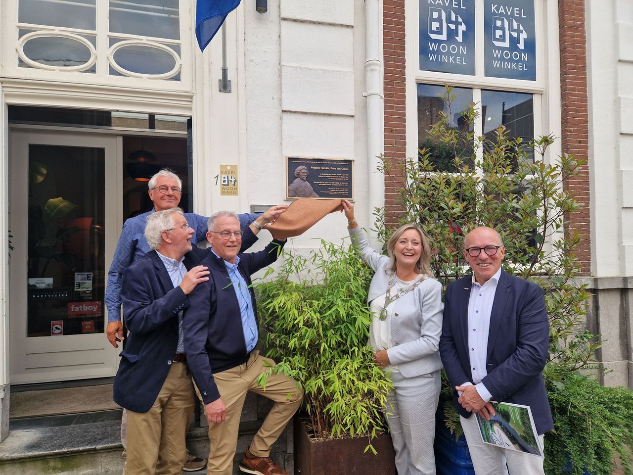 De onthulling van de plaquette van prins Frederik Hendrik (foto: gemeente Waalwijk)