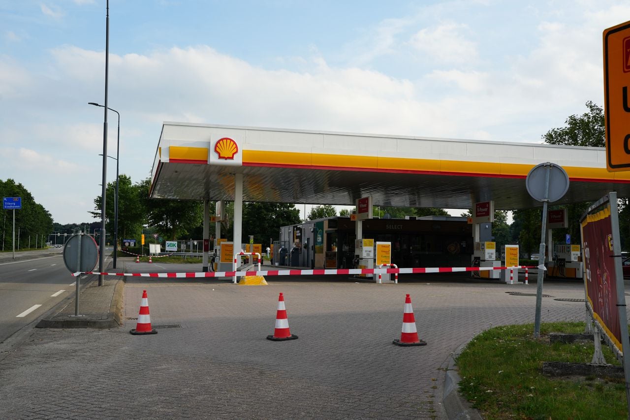 Dit tankstation in Den Bosch is dicht door de storing (foto: Erik Haverhals/Persbureau Heitink).