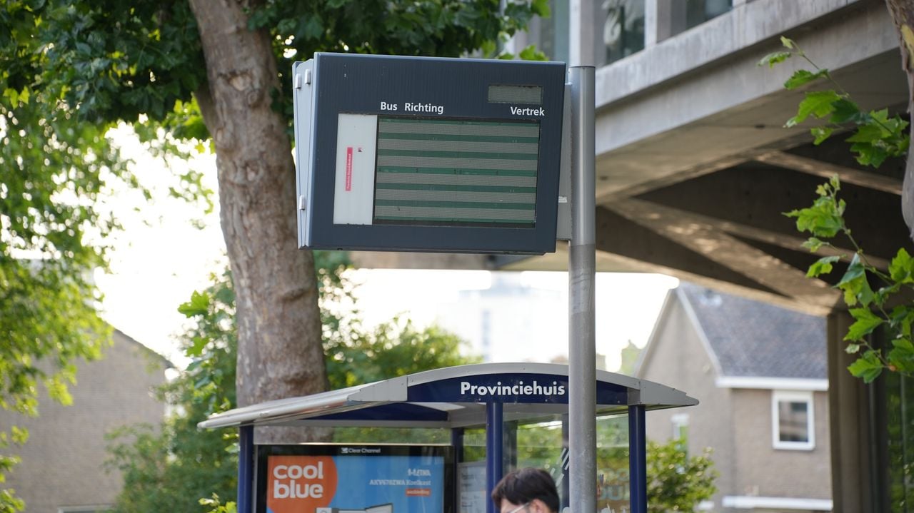 Informatiebord bij bushokje in Den Bosch is uitgevallen (foto: Erik Haverhals/Persbureau Heitink).