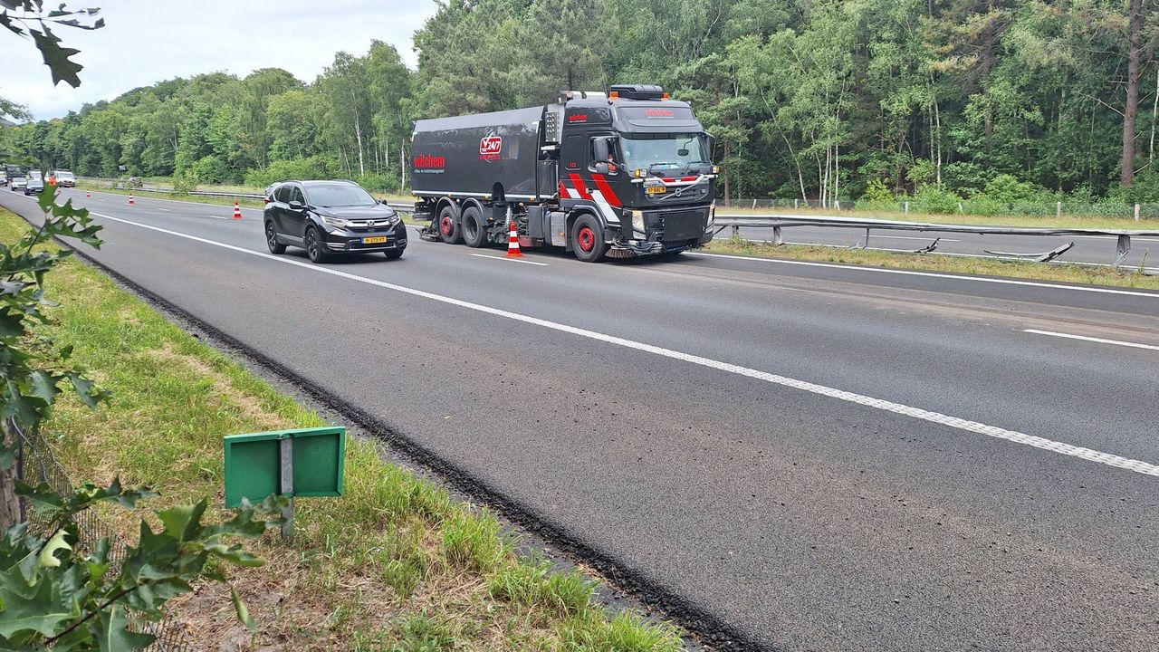 Het wegdek wordt schoongemaakt (foto: Persbureau Heitink).