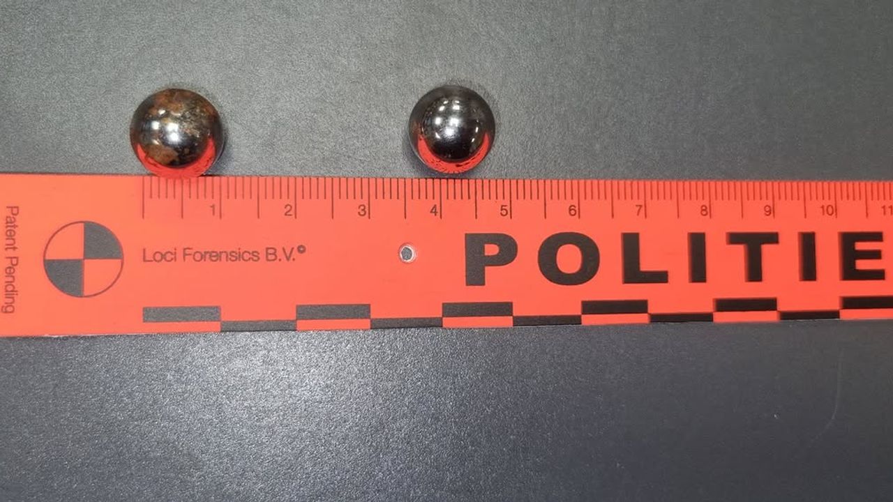 Deze stalen balletjes zijn op huizen afgeschoten (foto: Politie Deurne).