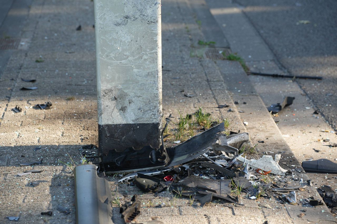 De bestuurder botste tegen een paal (foto: Erik Haverhals/Persbureau Heitink).