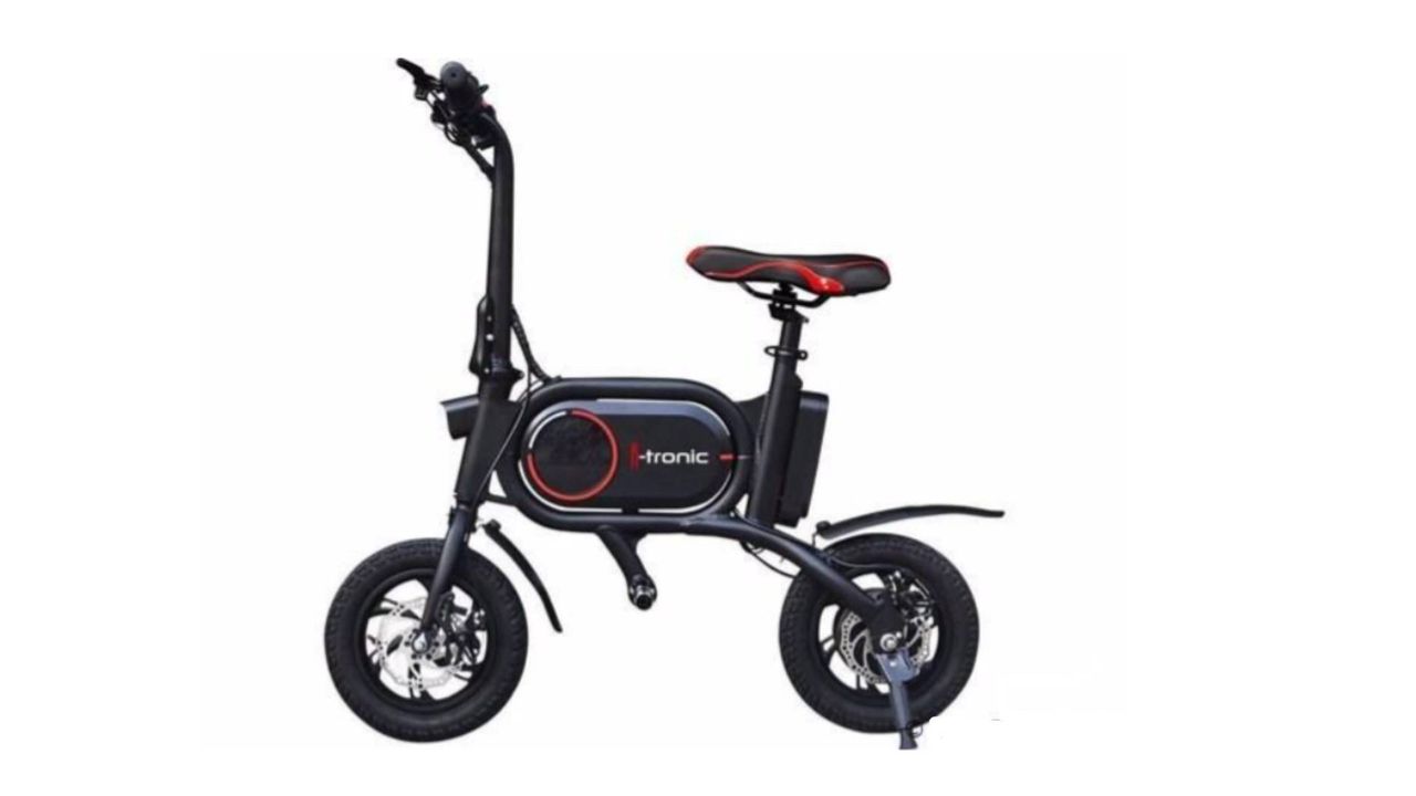 Givano reed op zo'n Itronic, een elektrische vouwfiets zonder trappers. 