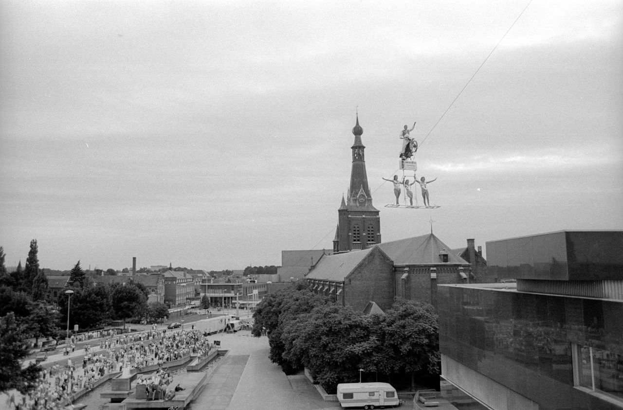 Koorddansers bij de Heikese kerk (foto: Persbureau van Eijndhoven, Collectie Regionaal Archief Tilburg).