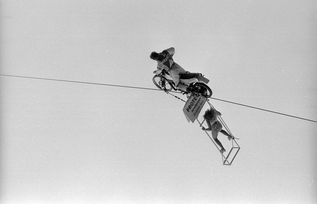 Acrobaten in de lucht (foto: Persbureau van Eijndhoven, Collectie Regionaal Archief Tilburg).