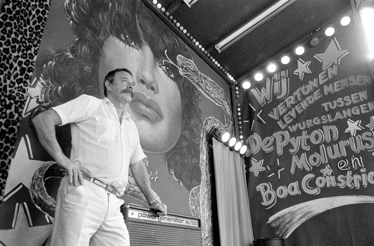 Show met wurgslangen (foto: Persbureau van Eijndhoven, Collectie Regionaal Archief Tilburg).