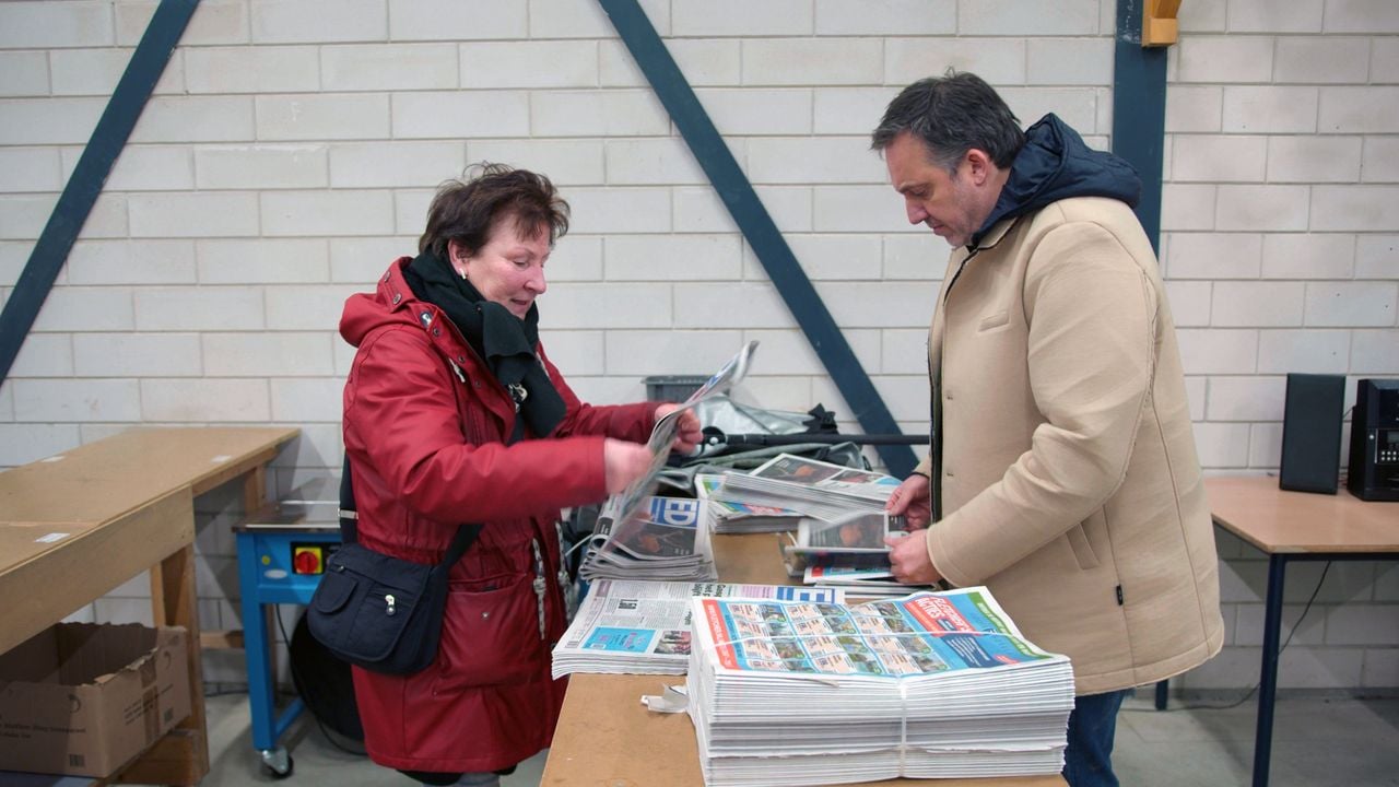 Samen kranten vouwen (beeld: Omroep Brabant).