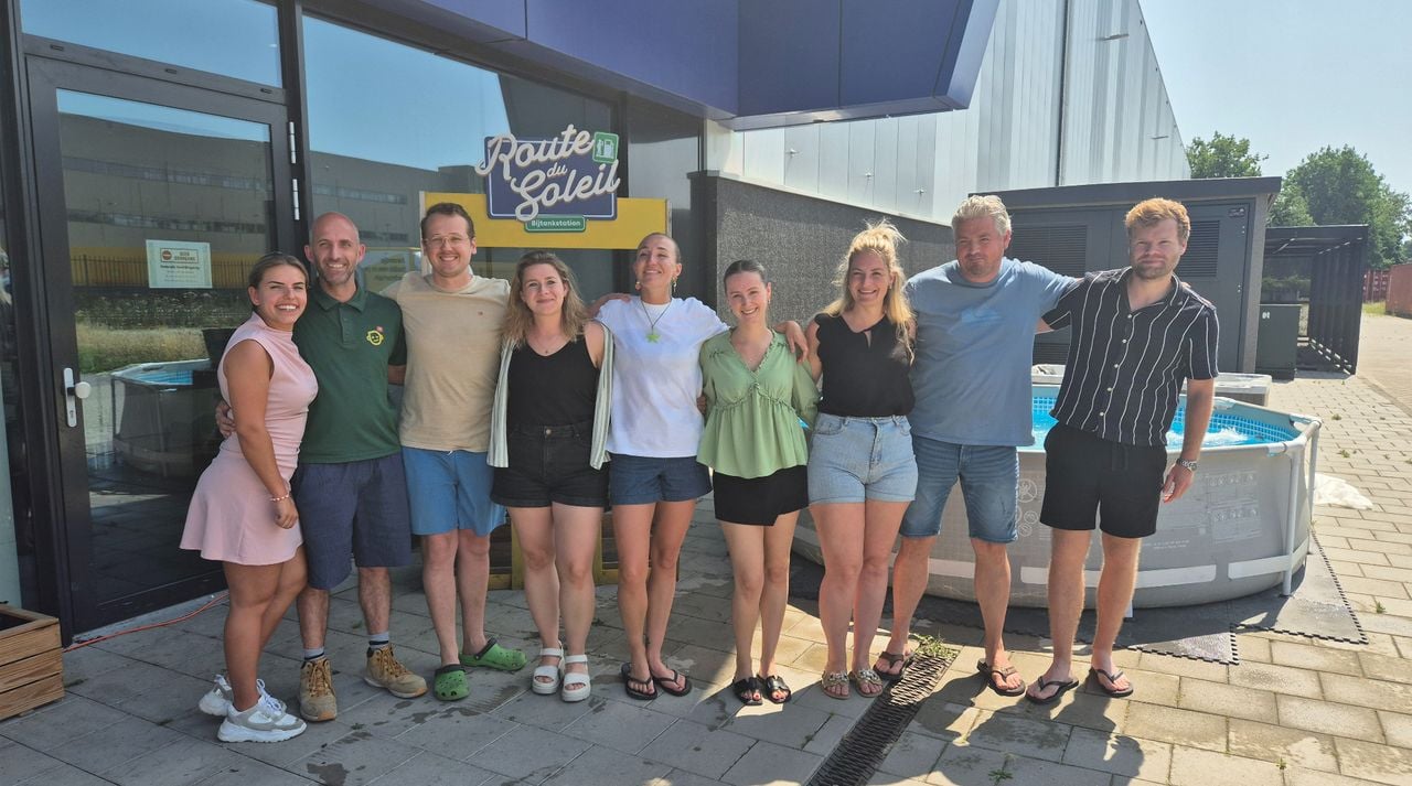 De collega's in hun zomerse outfit (foto: Omroep Brabant).