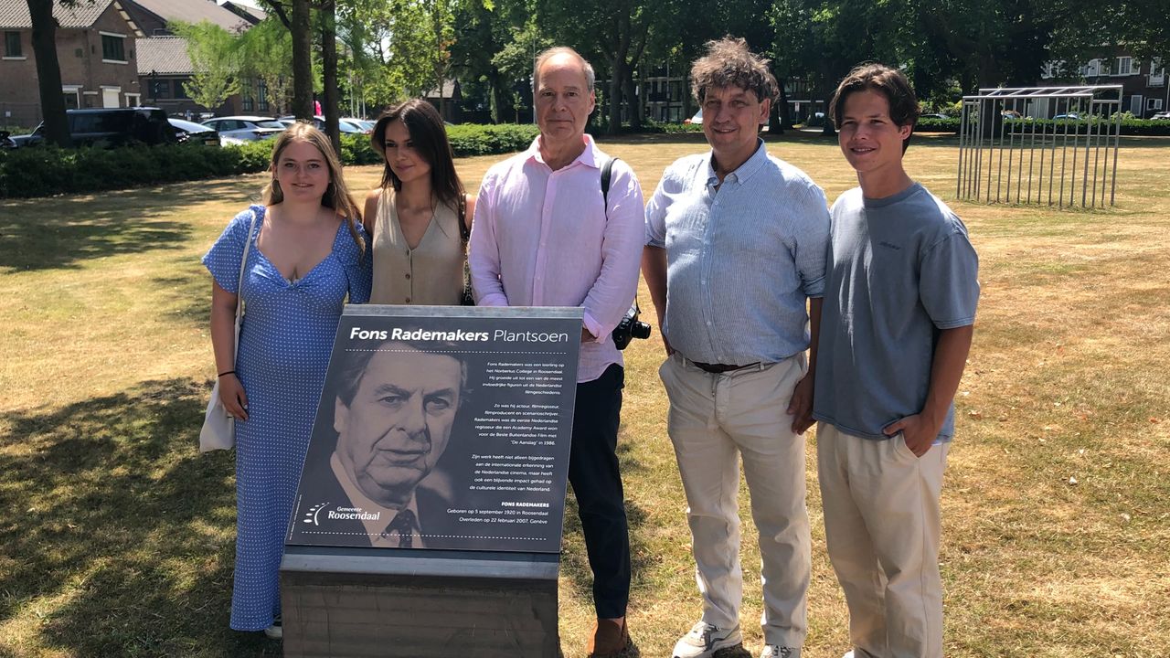 De familie Rademakers bij de plaquette, midden Fons junior (foto: Willem-Jan Joachems)