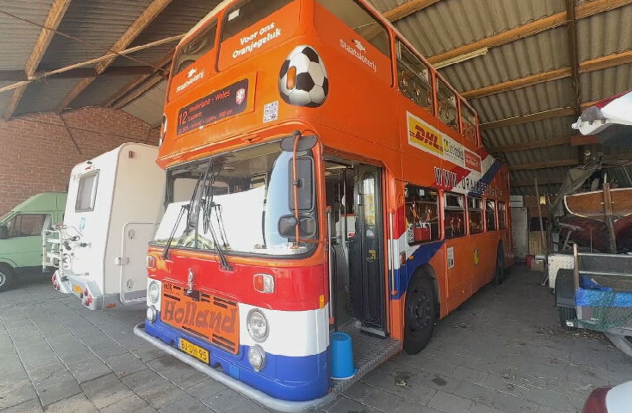 De dubbeldekker mag bijna de stalling weer uit (foto: Omroep Brabant).