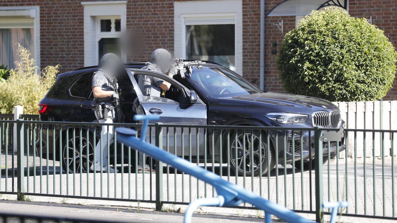 Leden van de DSI voor het huis in Roosendaal. Foto: Christian Traets / Persbureau Heitink