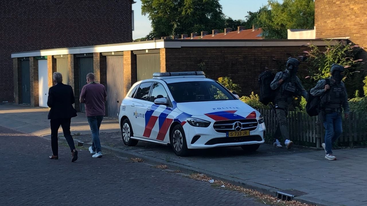 Burgemeester met woordvoerder links (foto: Willem-Jan Joachems)