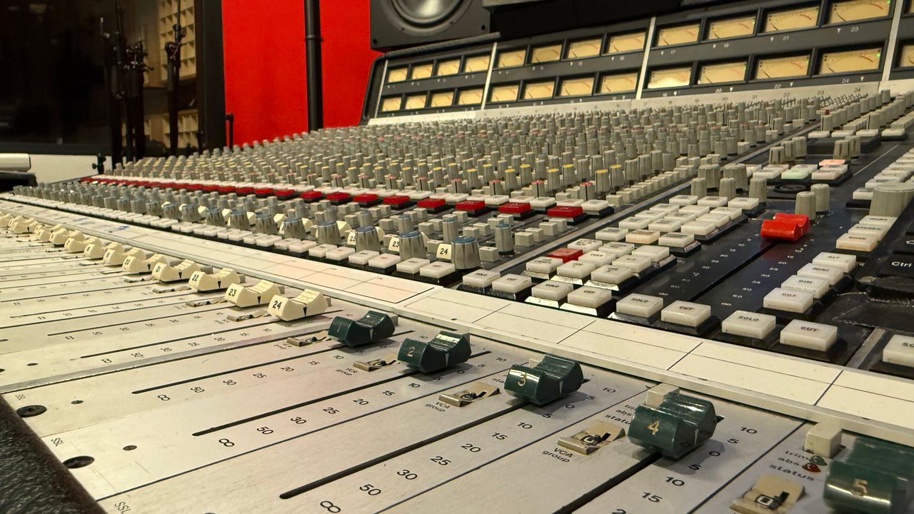 De historische mengtafel is nog altijd in gebruik bij poppodium Gebouw T in Bergen op Zoom (foto: Erik Peeters).