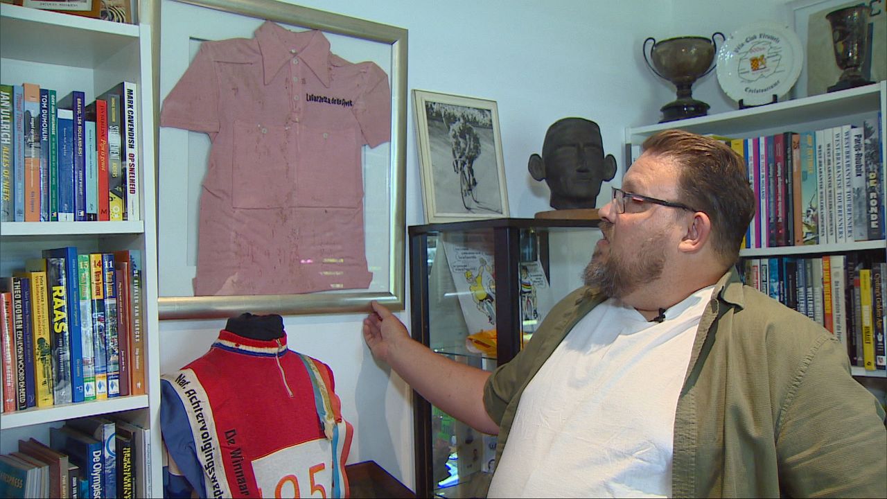 William trots naast de eerste roze trui van zijn opa.