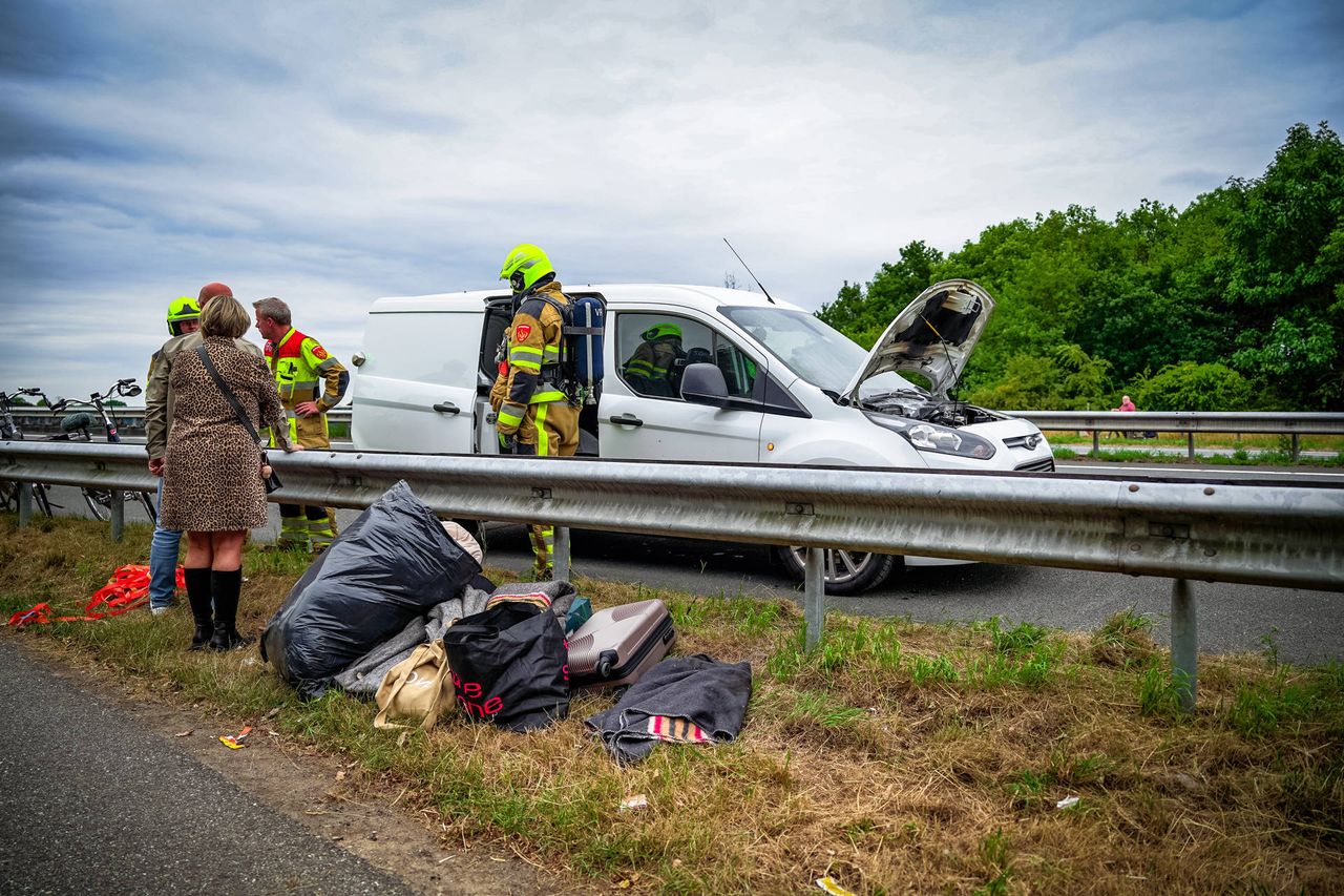 De spullen moesten uit het busje gehaald worden (Lucas Lammers/ Persbureau Heitink.)