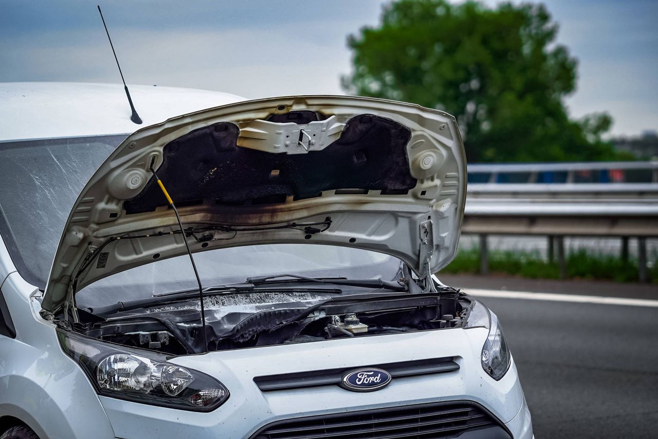 De verschroeide motorkap van het busje (Foto: Lucas Lammers/ Persbureau Heitink.)