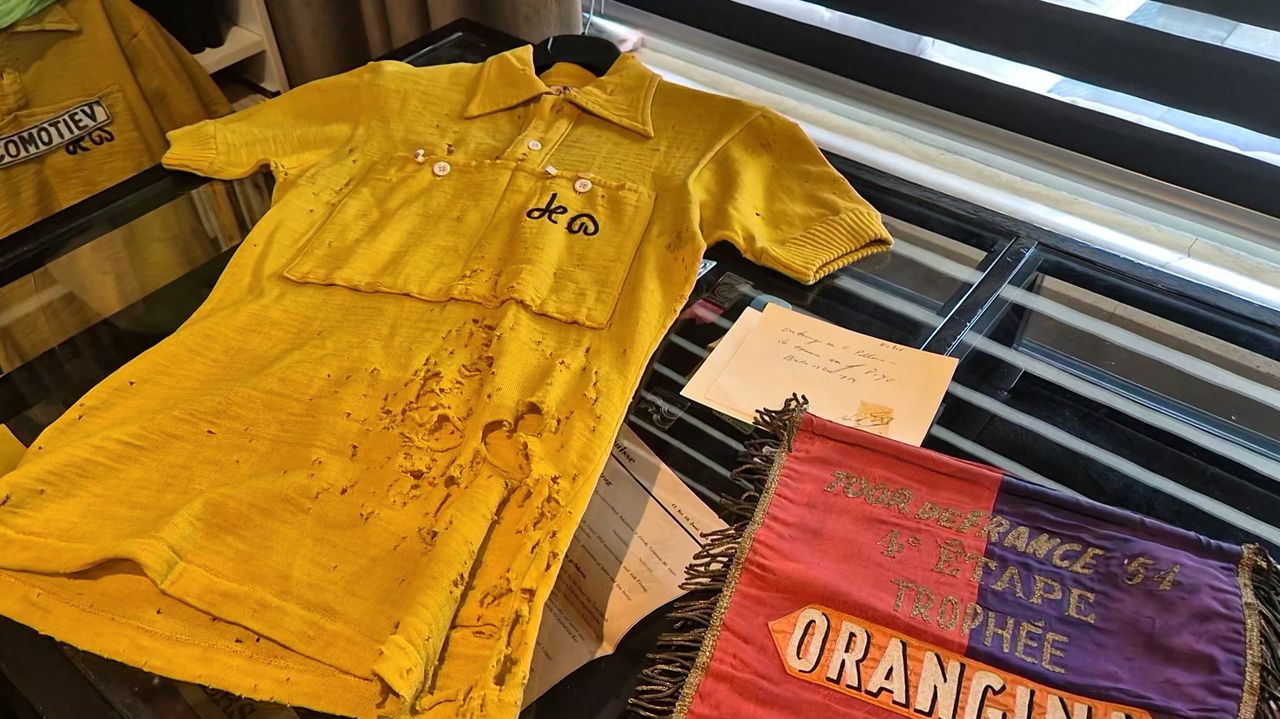 De gele trui waarmee Wim van Est het ravijn in fietste.