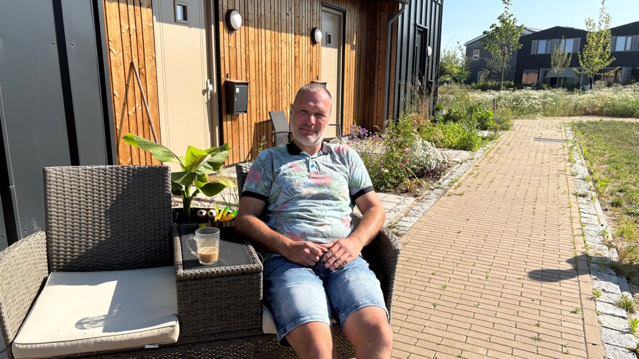 Maik Schäfer woont nu een jaar in zijn houten huis in Rosmalen (foto: Floor Foole).