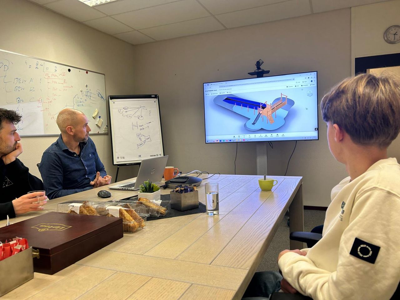 Thijn in gesprek met ontwikkelaar BOERplay en de gemeente (foto: Esther Broers)