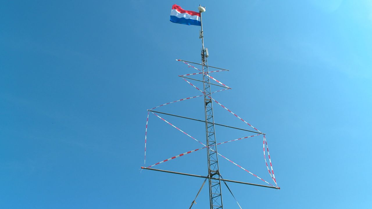De zelfgebouwde mast.