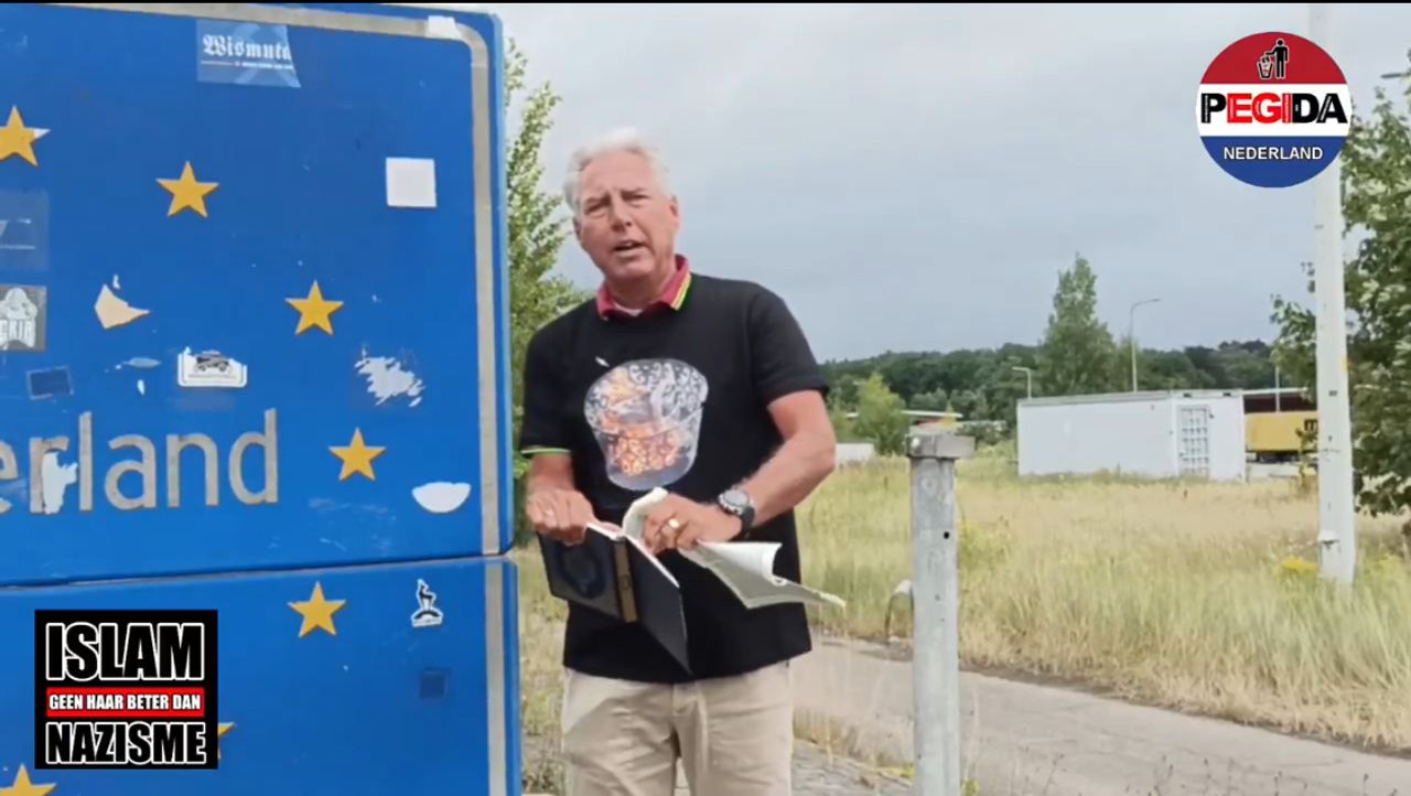 Wagensveld verscheurt een Koran (foto: X)