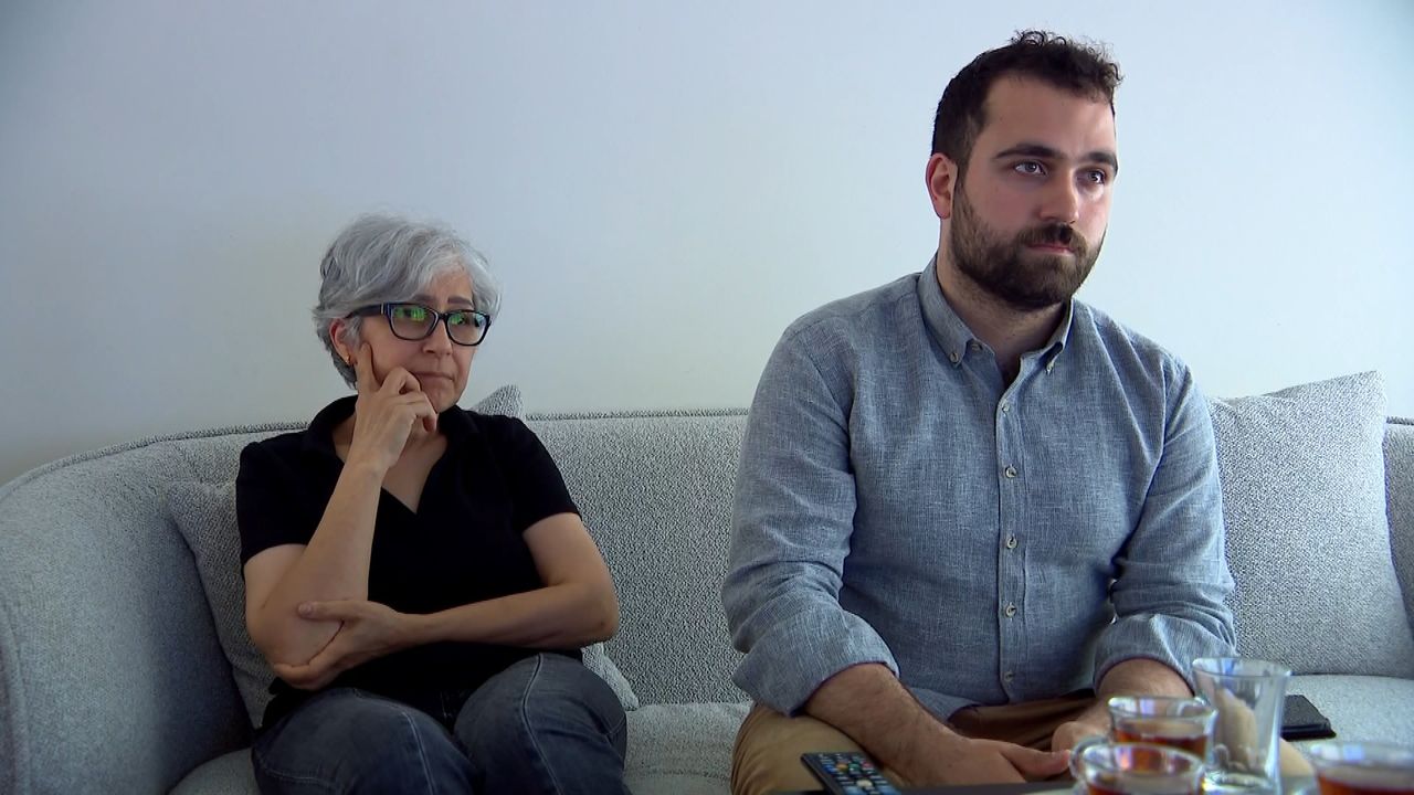 Mani kijkt samen met zijn moeder naar alle beelden uit Iran (beeld: Omroep Brabant).