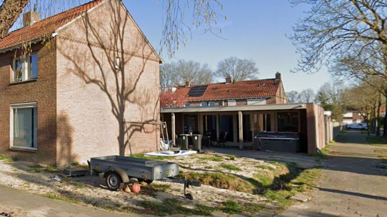 Achter het huis is een grote ruimte waar buurtbewoners over de vloer kwamen (foto: Google Maps).