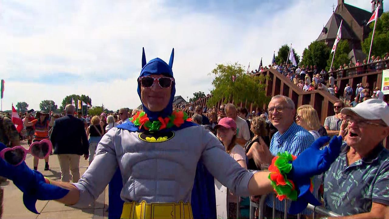 "Gaan met die banaan", zegt deze wandelaar (foto: Omroep Brabant).
