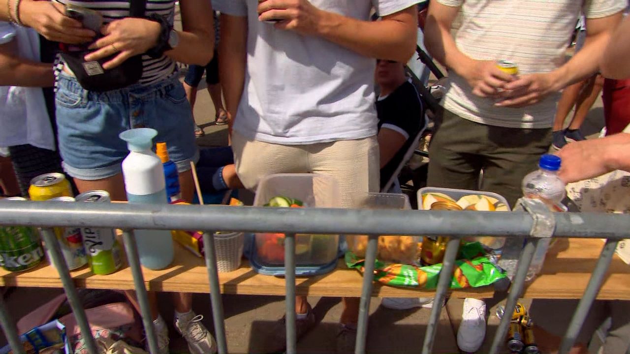 De groep jongens staat klaar met hapjes (foto: Omroep Brabant).