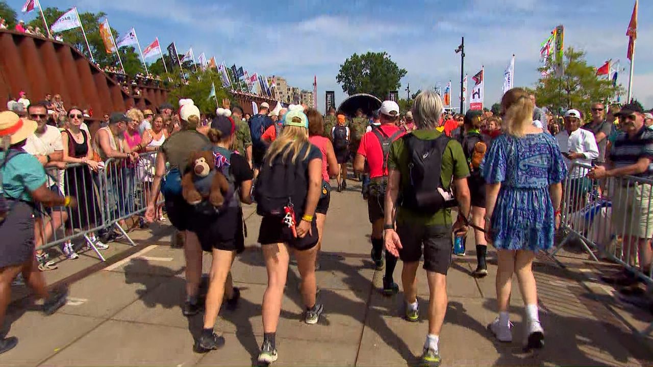 De wandelaars gaan vrijdag door Cuijk (foto: Omroep Brabant).
