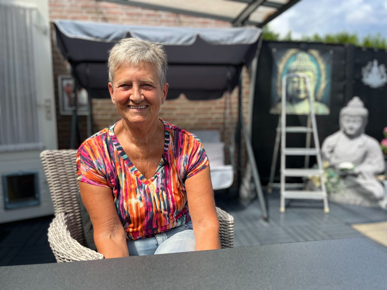 Marie-Louise Maagdenburg heeft een zwart doek tegen stank en muizen in haar tuin geplaatst (foto: Omroep Brabant).