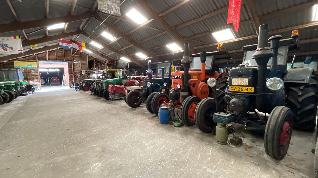 De tractorverzameling van Jan (foto: Raymond Merkx).