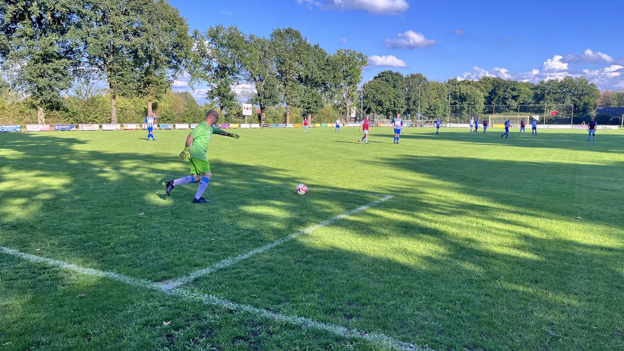 Wout trapt de bal uit (foto Lobke Kapteijns). 