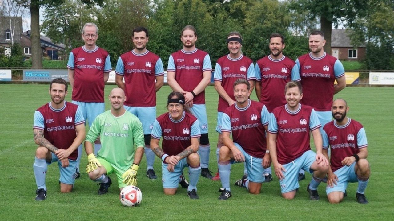 Steve Harris (onderste rij, derde van links) en Wout als keeper (foto: Ruud Neutkens).