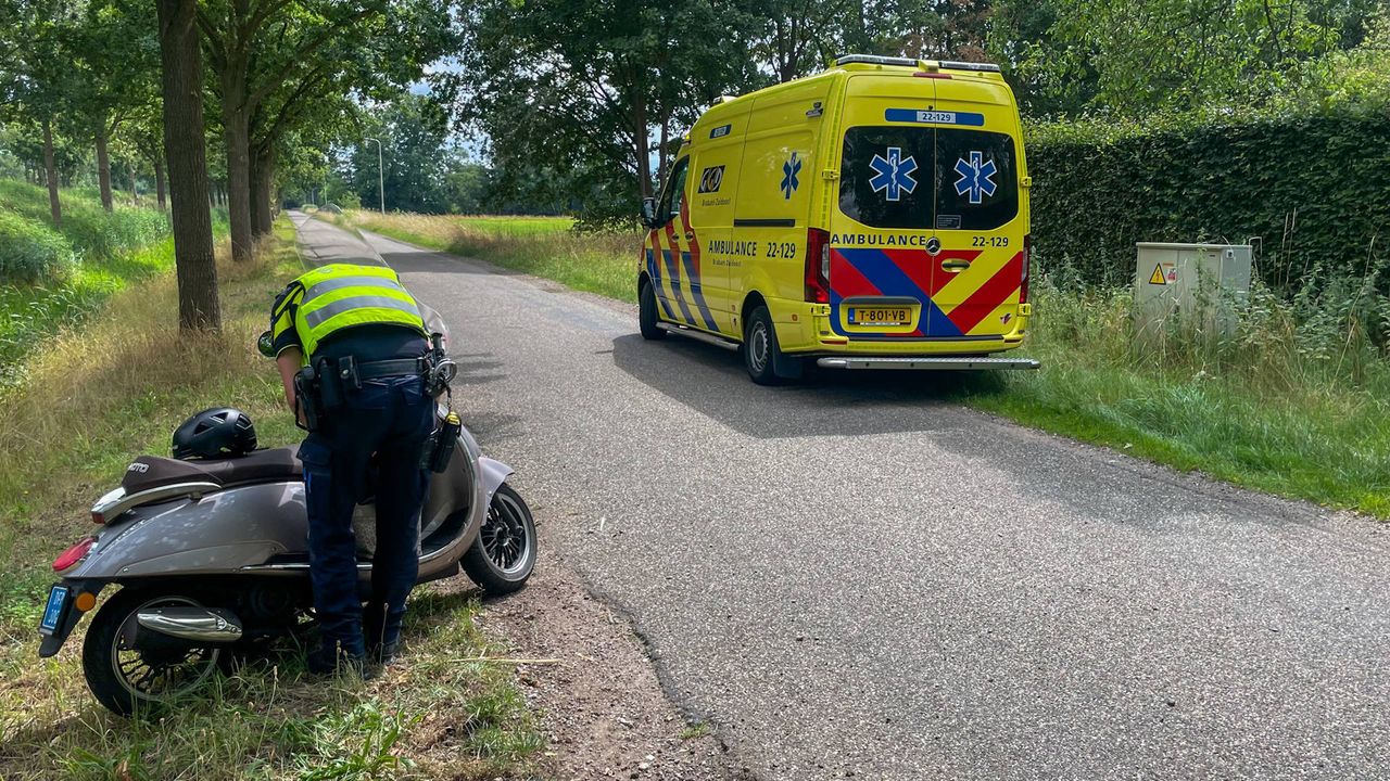De vrouw is meegenomen naar het ziekenhuis (Foto: Harrie Grijseels/ Persbureau Heitink.)