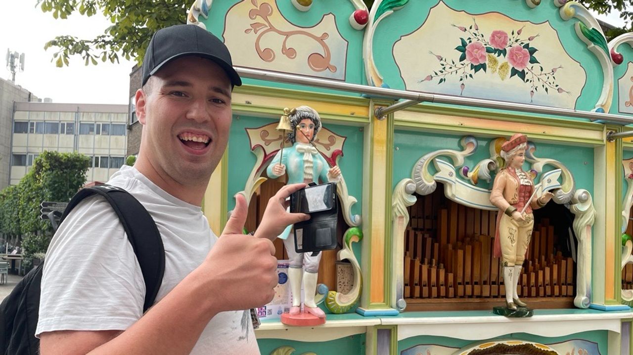 Sven is enorm fan van draaiorgels (foto: Manon Snoeren).