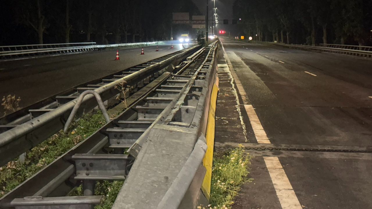 De reparatie van de vangrail is een tijdelijke oplossing (foto: Weginspecteur Ivo / X)
