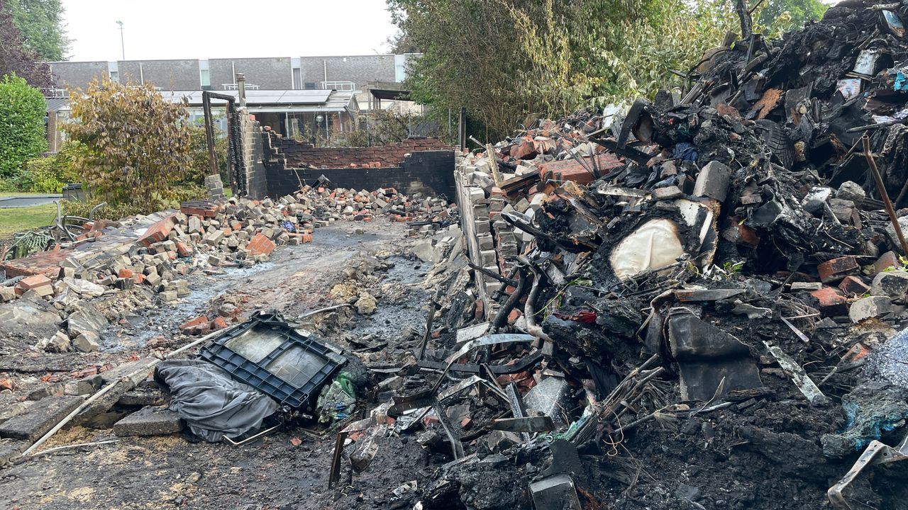 De ravage na de brand (foto: René van Hoof).
