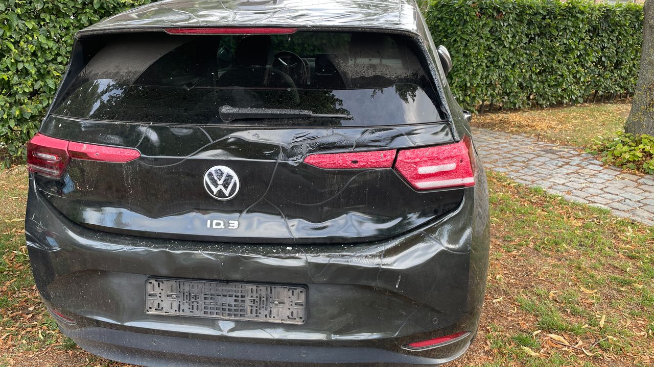 De zwaar beschadigde auto (foto: René van Hoof).