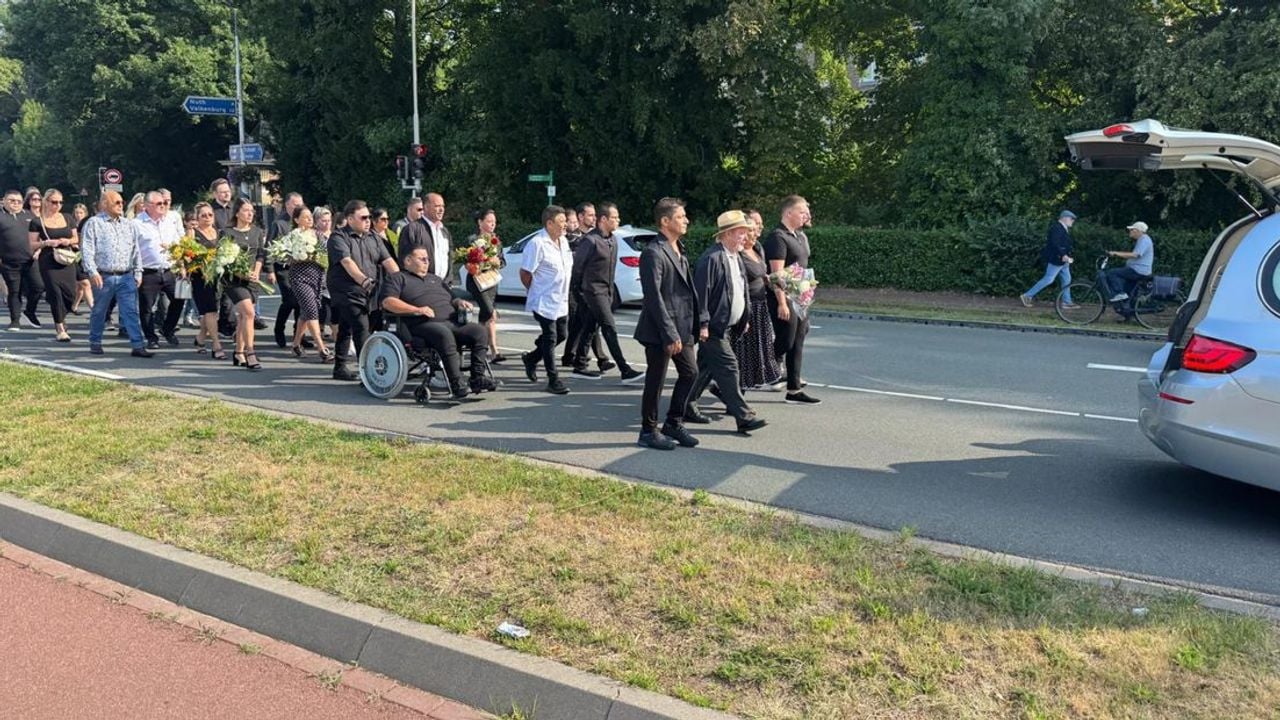 De stoet komt aan bij de kerk in Amstenrade (foto: L1/Maarten Bastiaens).