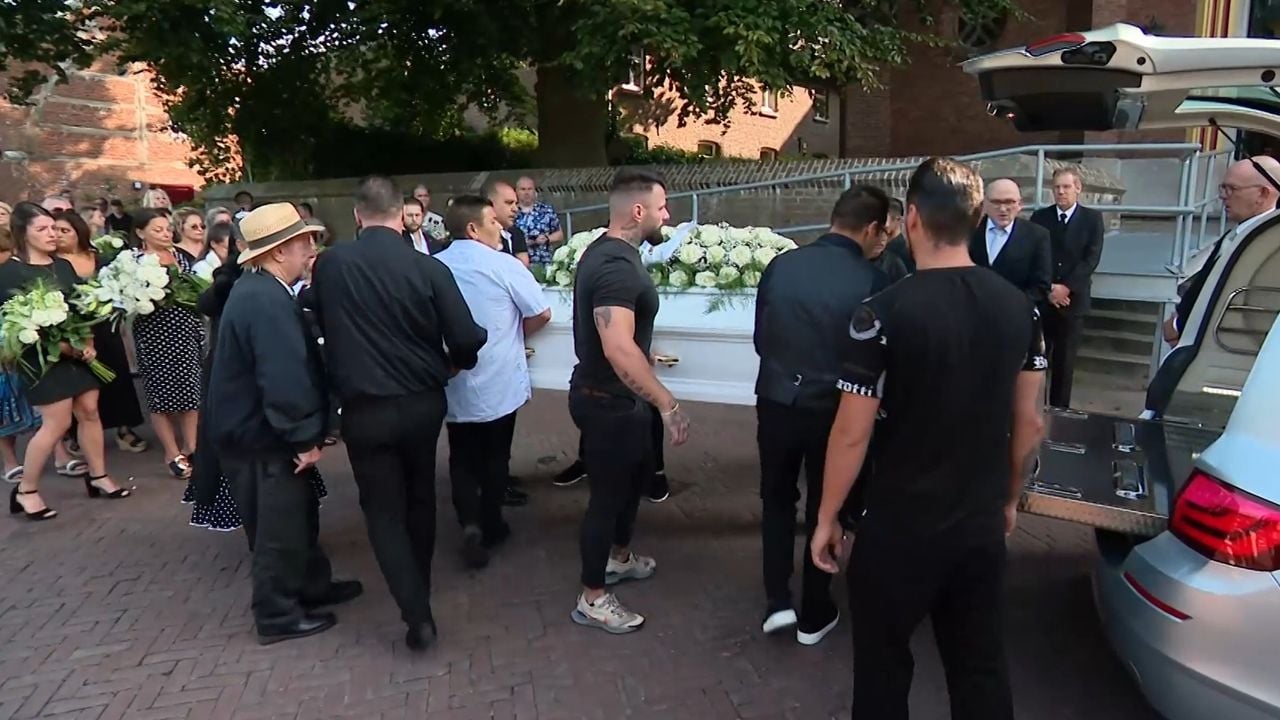 De familie wacht op Joeweela bij de kerk (beeld: L1).