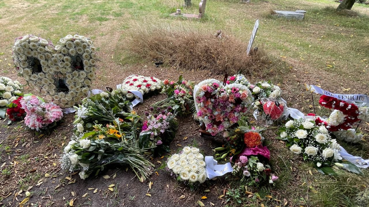 Er liggen bloemen op de begraafplaats (foto: Raymond Merkx).