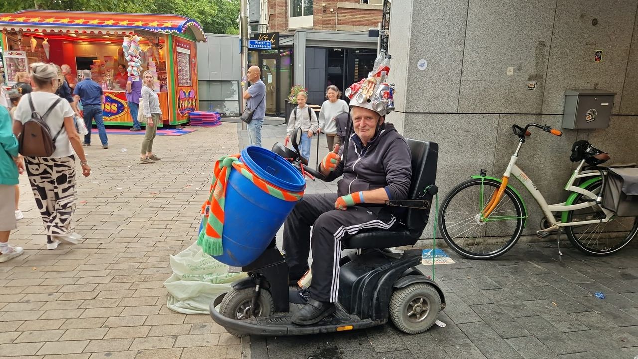 Teun verzamelt blikjes en flesjes op de kermis.