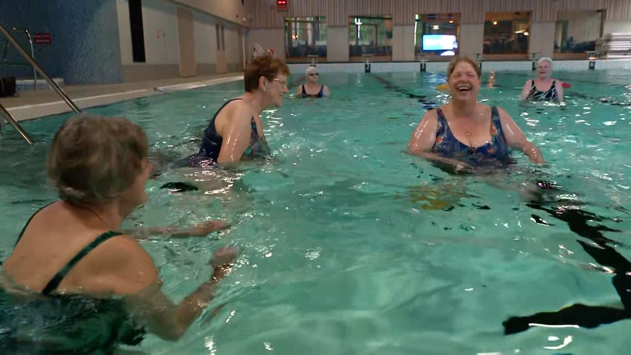 Gezelligheid in het zwembad (foto: NOS).