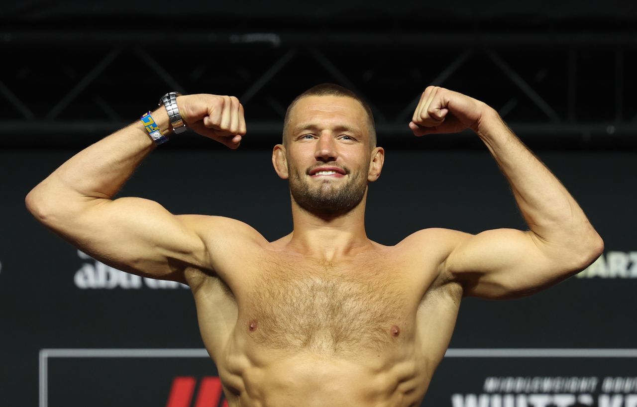 Reinier de Ridder poseert bij de weigh-in (foto: EPA).