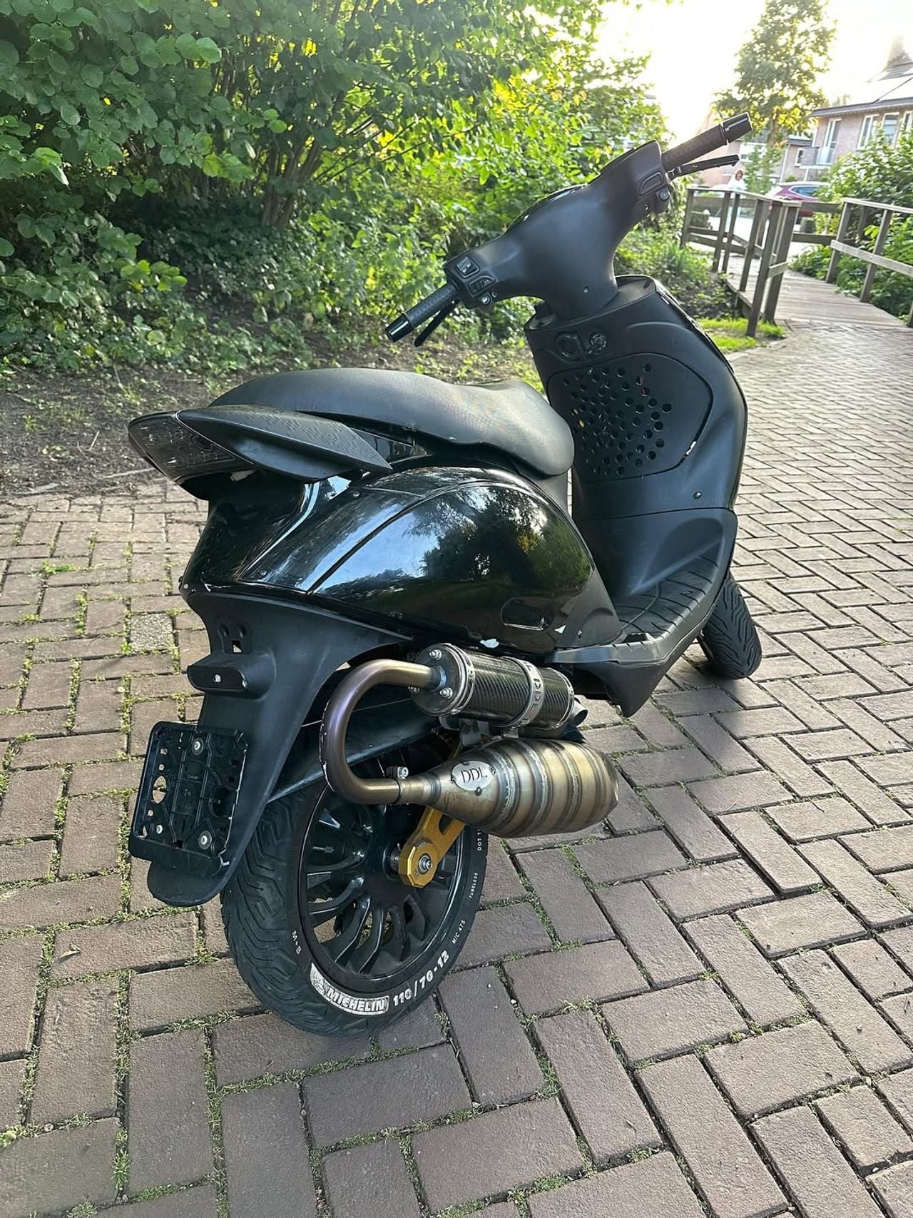De scooter had geen kentekenplaten (foto: Politie/Instagram).