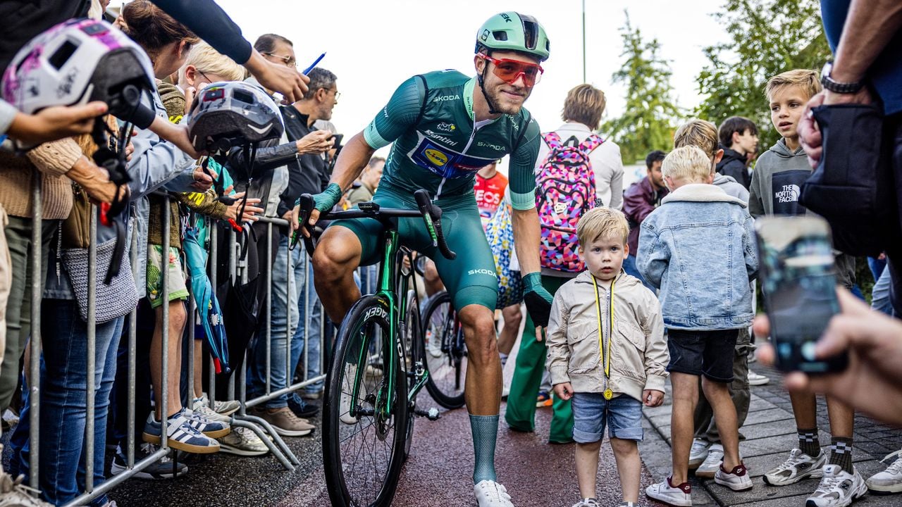 En ook Jonathan Milan maakt tijd om met de (jongste) fans op de foto te gaan (foto: ANP).
