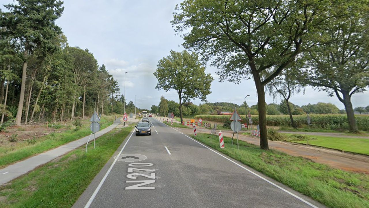 De Langstraat/N270 is een kaarsrechte provinciale weg. Op 30 januari 2024 werd er aan de weg gewerkt. (Foto: Google Maps)